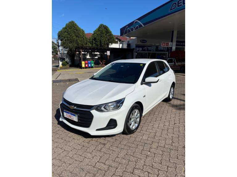 CHEVROLET - ONIX - 2022/2023 - Branca - R$ 79.900,00