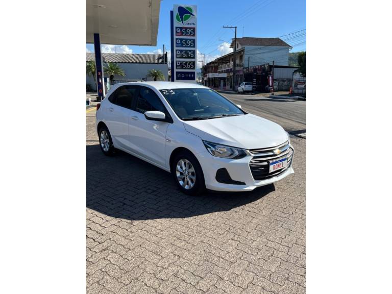 CHEVROLET - ONIX - 2022/2023 - Branca - R$ 79.900,00