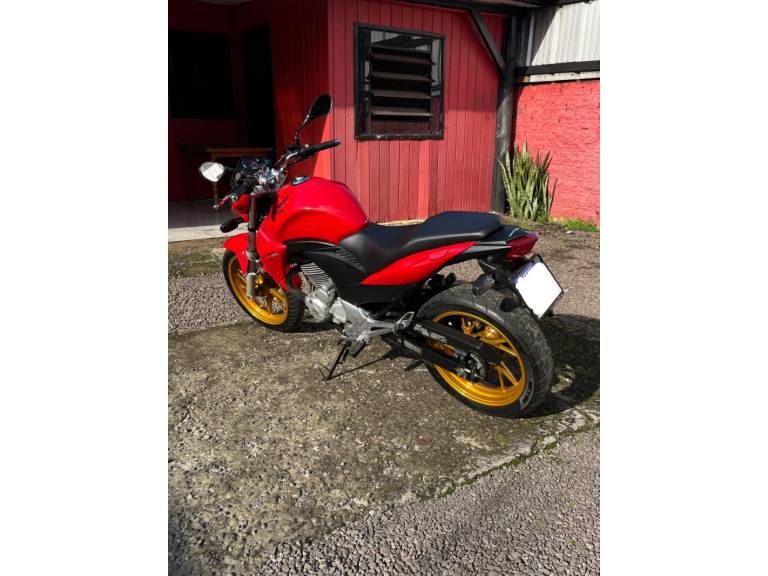 HONDA - CB 300R - 2015/2015 - Vermelha - R$ 19.000,00