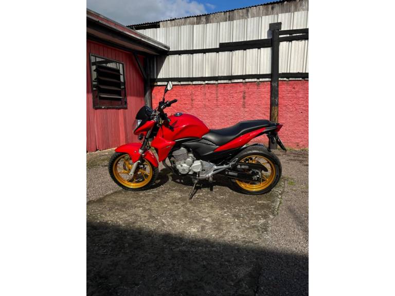 HONDA - CB 300R - 2015/2015 - Vermelha - R$ 19.000,00