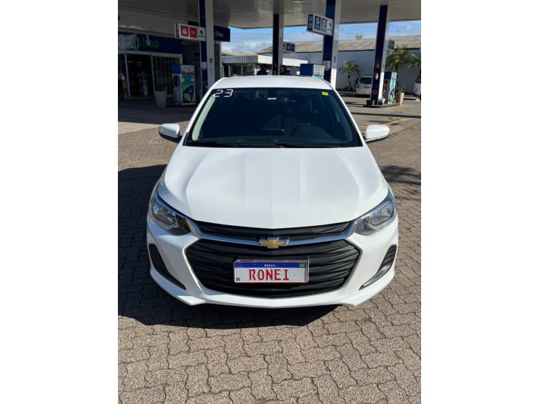 CHEVROLET - ONIX - 2022/2023 - Branca - R$ 79.900,00