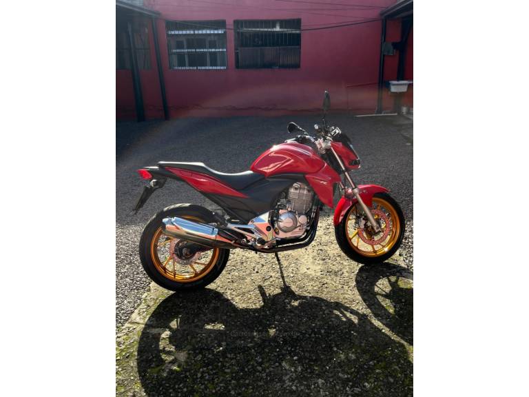 HONDA - CB 300R - 2015/2015 - Vermelha - R$ 19.900,00