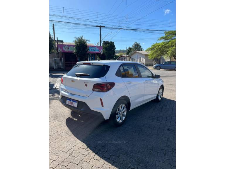 CHEVROLET - ONIX - 2022/2023 - Branca - R$ 79.900,00